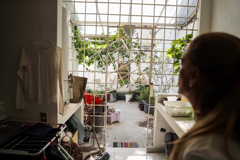 Cuando se encontraban en la embajada, al matrimonio le "informaron que allanaron la casa", comentó Tintori al entrar por primera vez en su domicilio para revisar su estado.