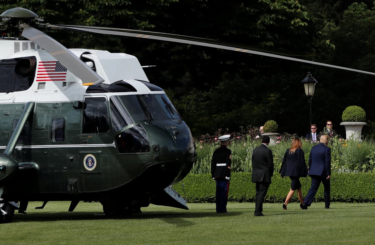La pareja presidencial tomó el Marine One, el helicóptero presidencial, para ir del aeropuerto de Stansted al centro de la capital británica. Durante la visita se alojarán en la residencia del embajador estadounidense en Londres.