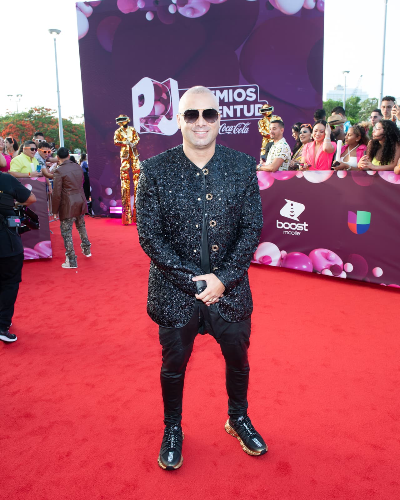 En esta ocasión 
<b>Wisin</b> eligió un look monocromático en color negro.