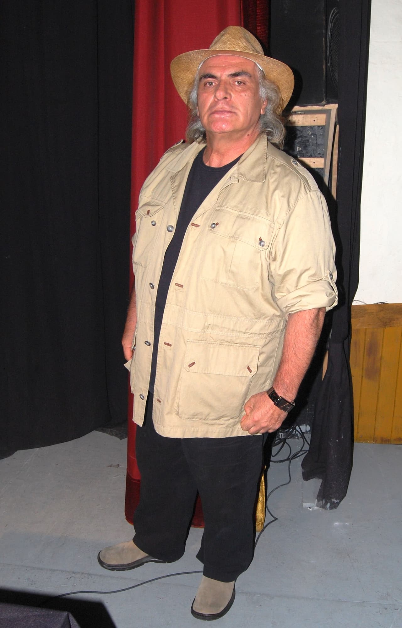 <b>Salvador Pineda</b>
<br>La distintiva voz grave del artista lo ha llevado a dar vida a diversos villanos en la pantalla chica. Ha participado en más de 20 proyectos desde sus inicios en la televisión, lo cual ocurrió a finales de los 70.