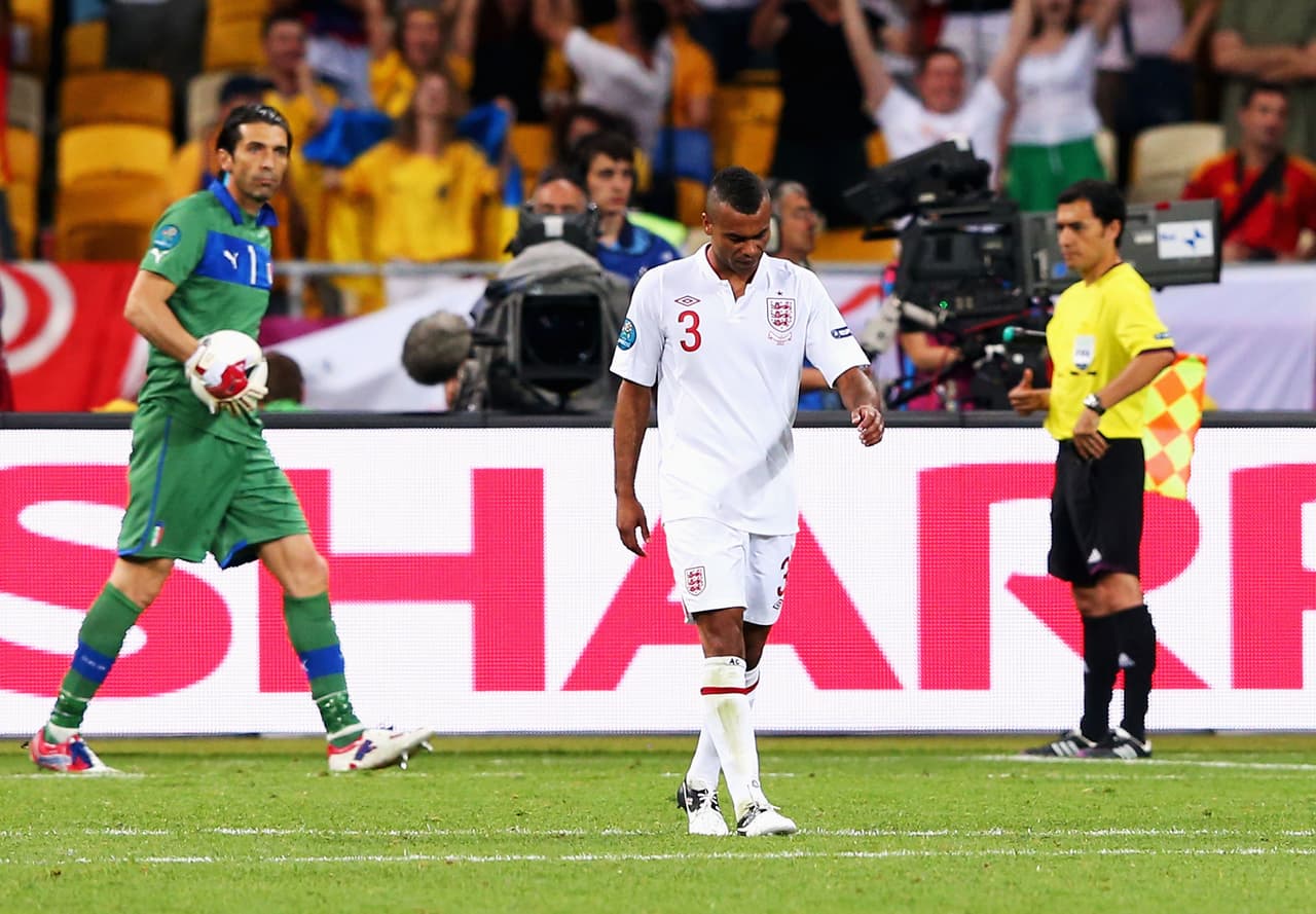 Y es que incluso, el racismo aparece como manera de recriminación de los hinchas a los jugadores de su propio equipo, como sucedió en la Eurocopa de 2012 en Inglaterra.