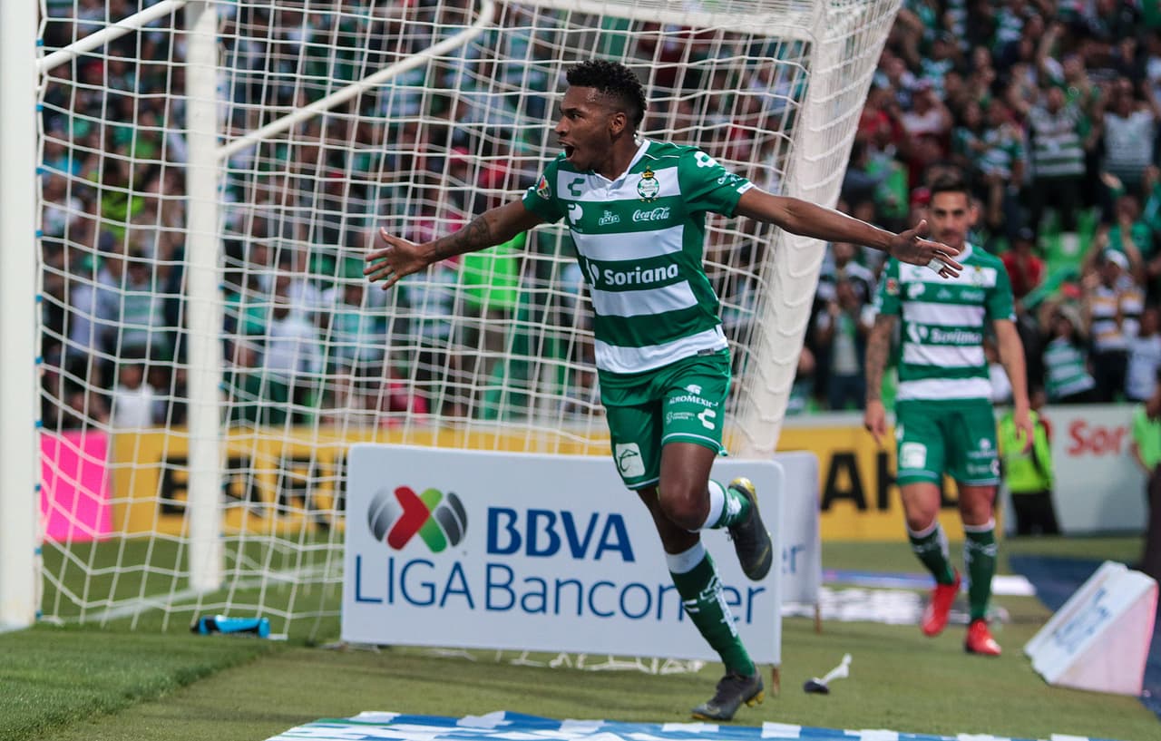 Un remate del ecuatoriano Ayrton Preciado, que se fue debajo de la humanidad del arquero Alfredo Talavera, se convirtió en el 2-0 de Santos al minuto 23.