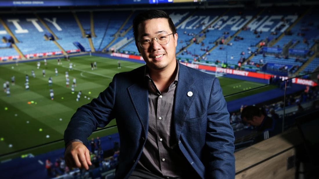 <b>Aiyawatt Srivaddahanaprabba (y familia) – Leicester City</b>
<br>Aiyawatt heredó el equipo, pues su padre falleció y tuvo que hacerse cargo. Es CEO de la compañía King Power es un negocio tailandés dedicado principalmente al sector de ‘Duty Free’.