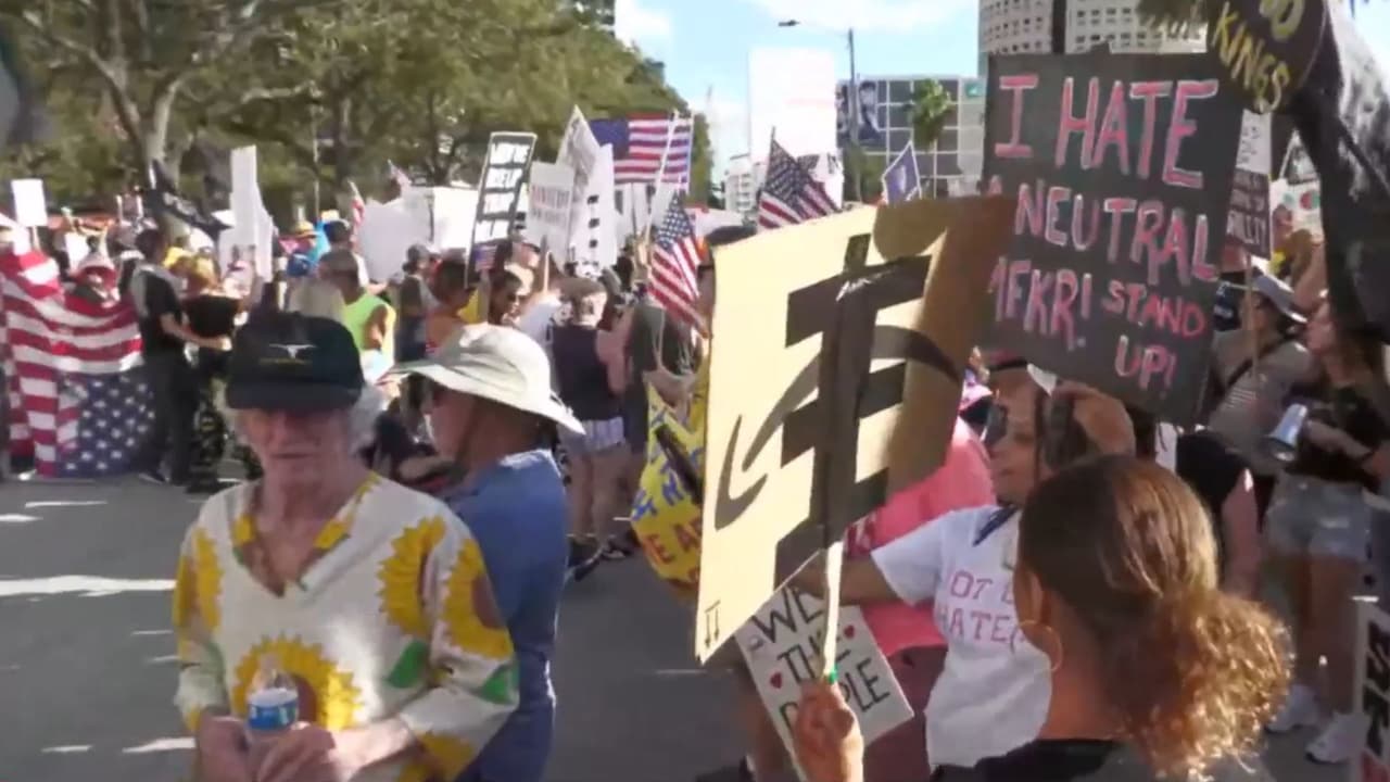 <b>Ambiente pacífico y solidario</b>: la marcha transcurre sin incidentes, con participantes sonrientes, conversando y mostrando creatividad mientras expresan indignación, esperanza y un sentido de comunidad fuerte y compartido.