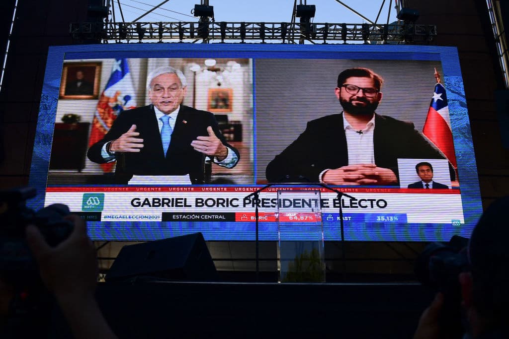 El presidente chileno, Sebastián Piñera, felicita al candidato Gabriel Boric tras la divulgación de resultados preliminares en las elecciones de este domingo.