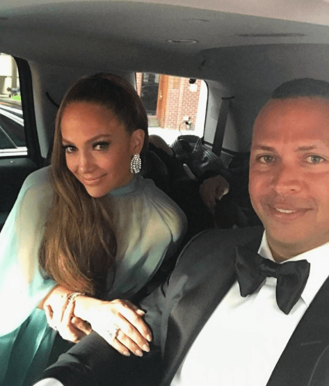 Luego de dos años de relación, Alex decidó dar el siguiente paso: el exbeisbolista le entregó un anillo de compromiso a 'La Diva del Bronx'.