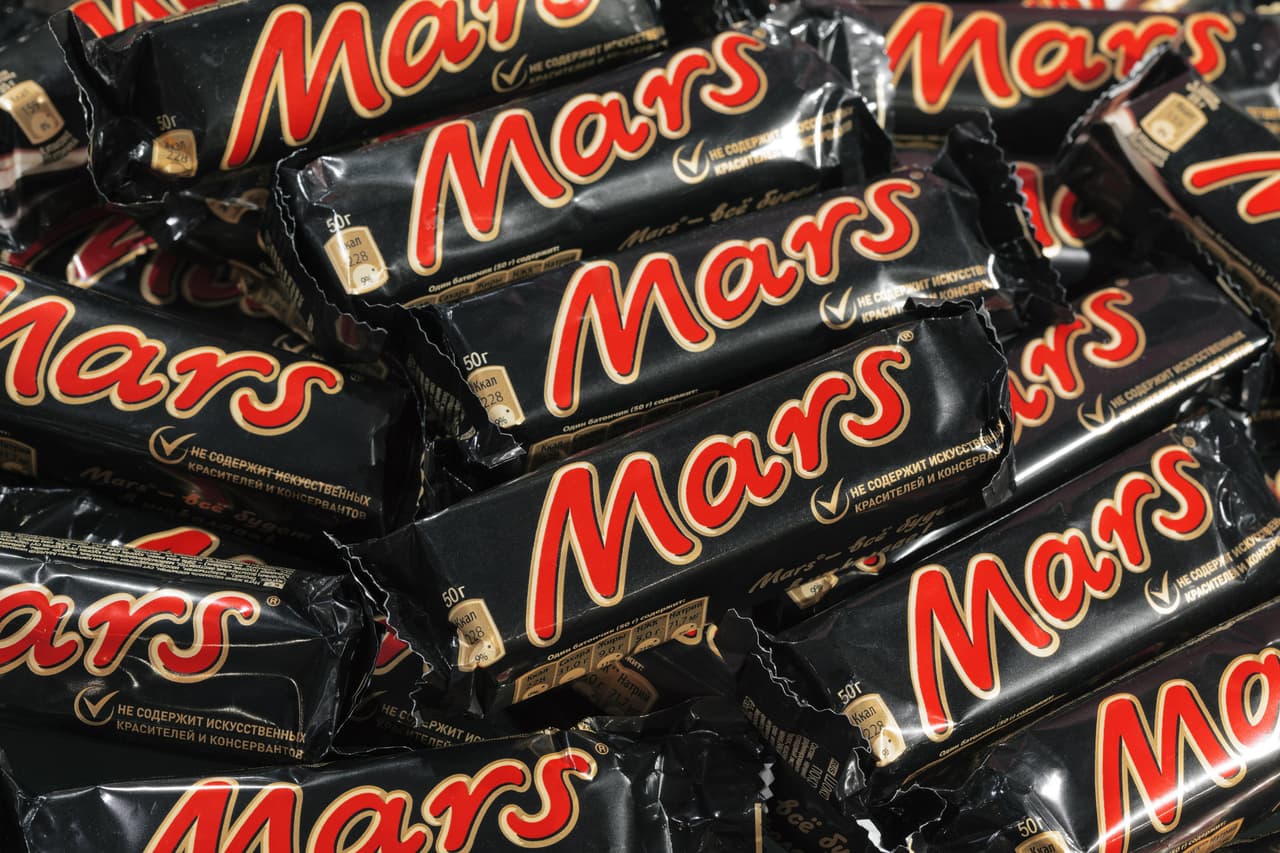 <b>Puesto 3. Familia Mars.</b>
<br>
<br>• Patrimonio: 94,000 millones de dólares.
<br>
<br>• Cambio desde 2015: Subió.
<br>
<br>• Origen de la riqueza: dulces.
<br>
<br>La familia Mars es propietaria de Mars Inc., una de las compañías de dulces y alimentos para mascotas más grandes del mundo. Se fundó en 1911, cuando Frank Mars comenzó a vender dulces en su cocina de Tacoma, Washington.
<br>