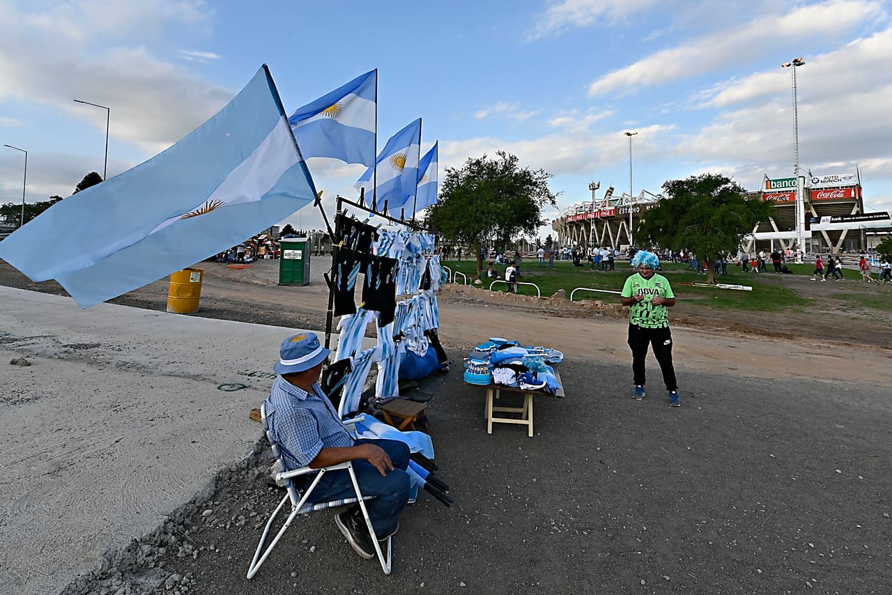 Los fanáticos de Argentina y de México le dieron un color especial con su alegría en el estadio Mario Alberto Kempes y sus alrededores en Córdoba a una jornada de fútbol de amistoso internacional.