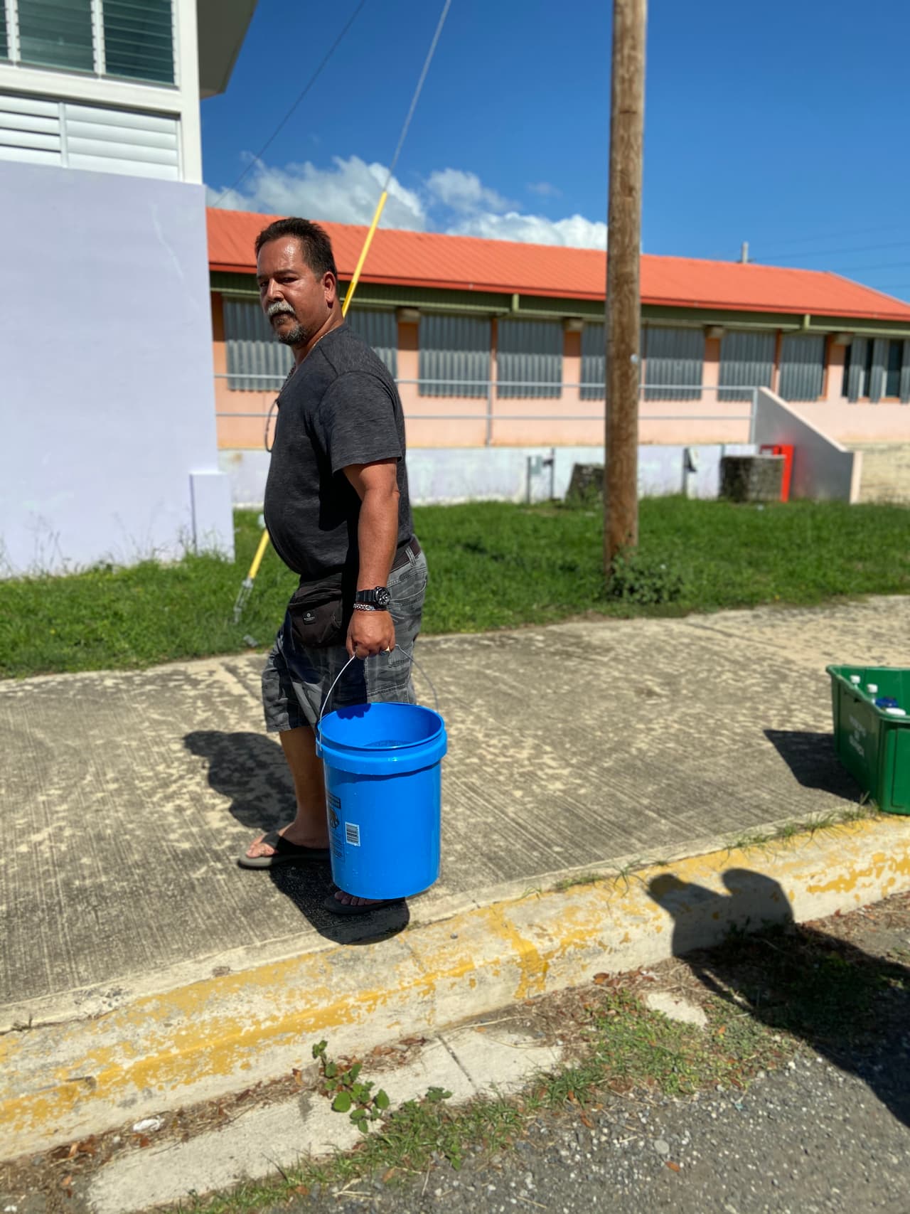 Refugiados en las afueras del Coliseo Mariano “Tito” Rodríguez en Guánica