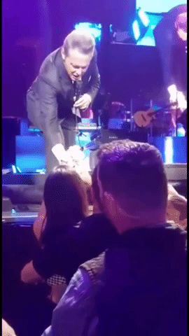 'Luismi' se percató de lo sucedido y centró su atención en la pareja, para después acercarse a ellos, tomarlos de la mano y regalarles un ramo de rosas blancas.