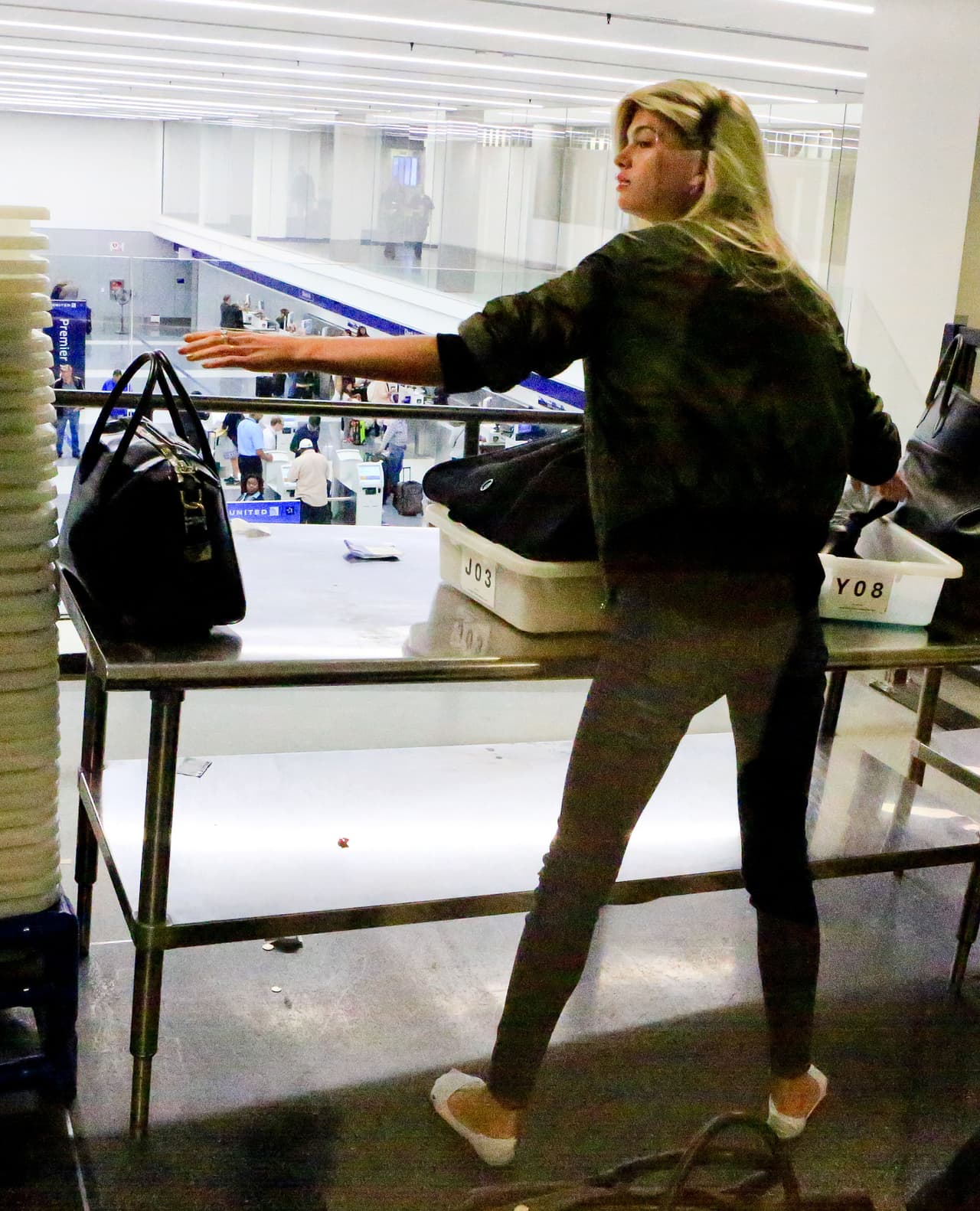 Tuvo que dejar sus maletas para que también fueran revisadas.