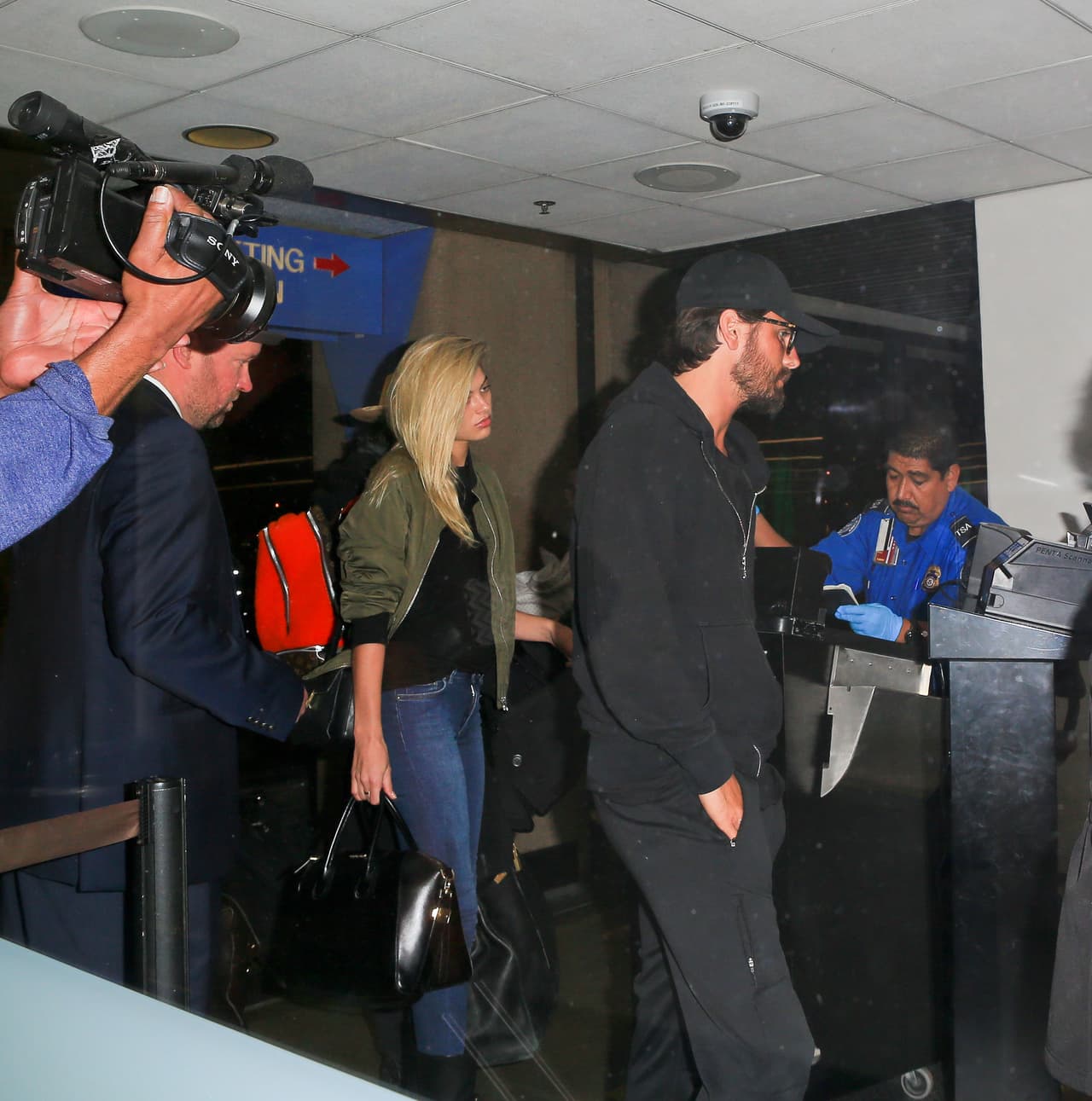 Aunque Scott Disick dice seguir muy enamorado de Kourtney Kardashian, se le vio en compañía de una hermosa rubia.