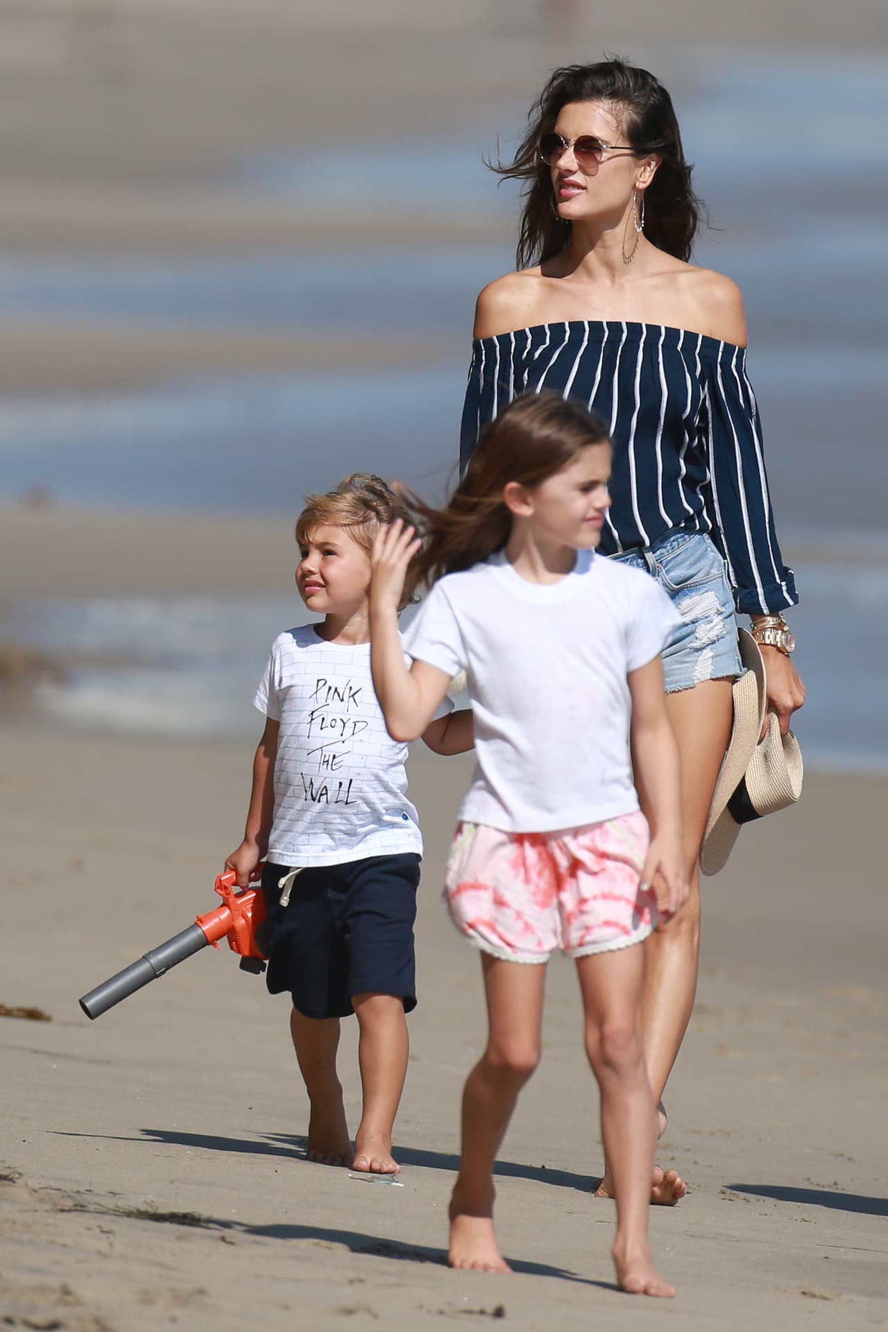Los pequeños de 
<b>Alessandra Ambrosio</b> adoran jugar en la playa y las caminatas en la arena.
