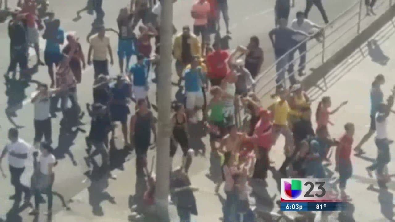 Migrantes cubanos entran por la fuerza a Costa Rica desde Panamá