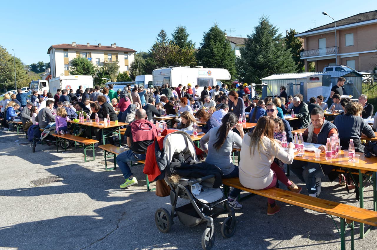 En Caldarola, Italia, ofrece comida a las personas que fueron desalojadas de sus viviendas por razones de riesgo
