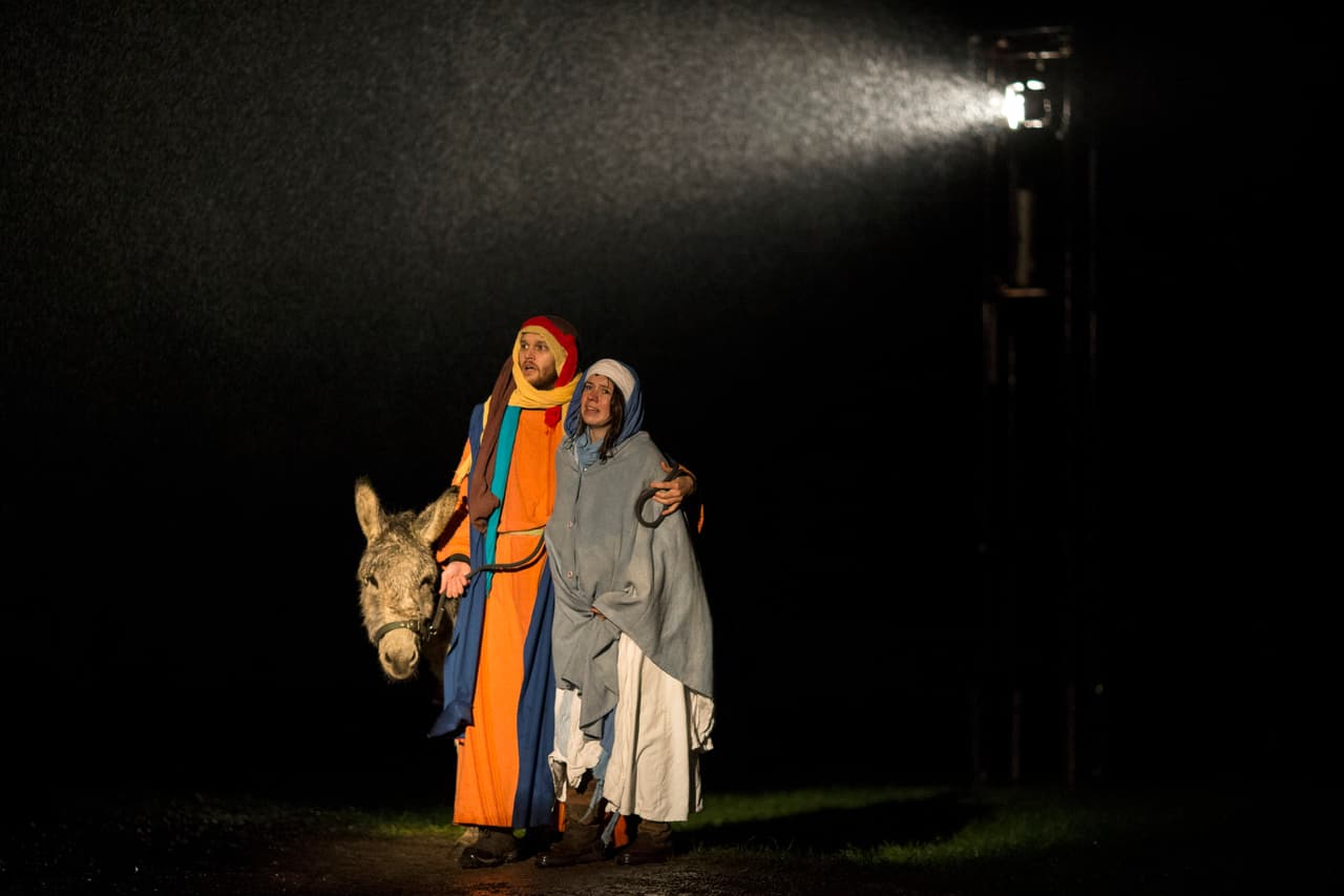 El hijo que María esperaba no era de José, pero se quedó junto a su esposa porque el bebé era el hijo de Dios. Cuando nació, llegaron a Belén varios pastores guiados por los ángeles para conocer a Jesús.