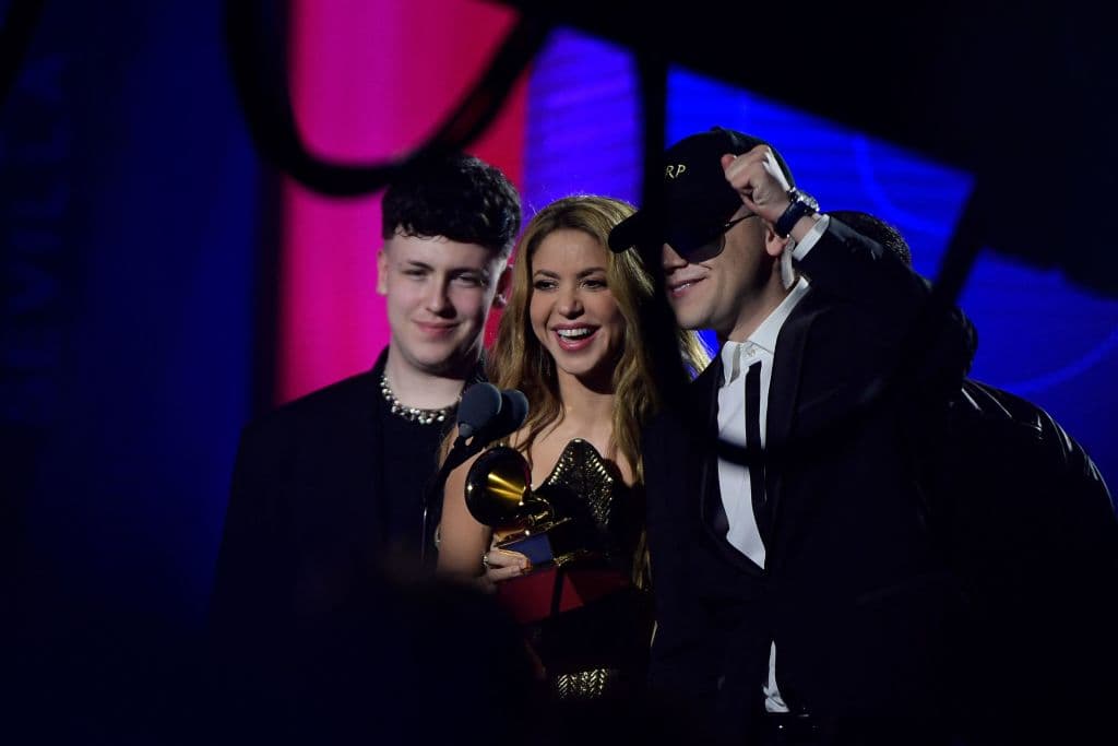 La cantante colombiana 
<a href="https://www.univision.com/shows/latin-grammy/shakira-karol-g-y-bizarrap-los-maximos-ganadores-del-latin-grammy-2023">Shakira y el productor argentino Bizarrap</a> fueron los primeros artistas en ser premiados, ya que ganaron en la categoría Mejor Canción Pop por “Shakira: Bzrp Music Sessions, Vol. 53”.