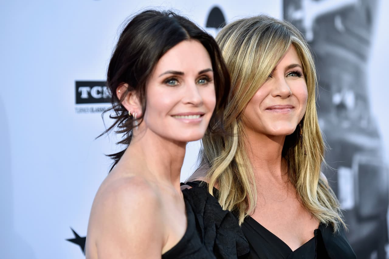 No es la primera vez que Jennifer Aniston obtiene un Récord Guinness. En 2016, compartió con sus colegas de ‘Friends’, Lisa Kudrow y Courtney Cox, el récord como la actriz mejor pagada de la televisión por episodio, y en 2008 compartió con Angelina Jolie el título de la actriz más poderosa.