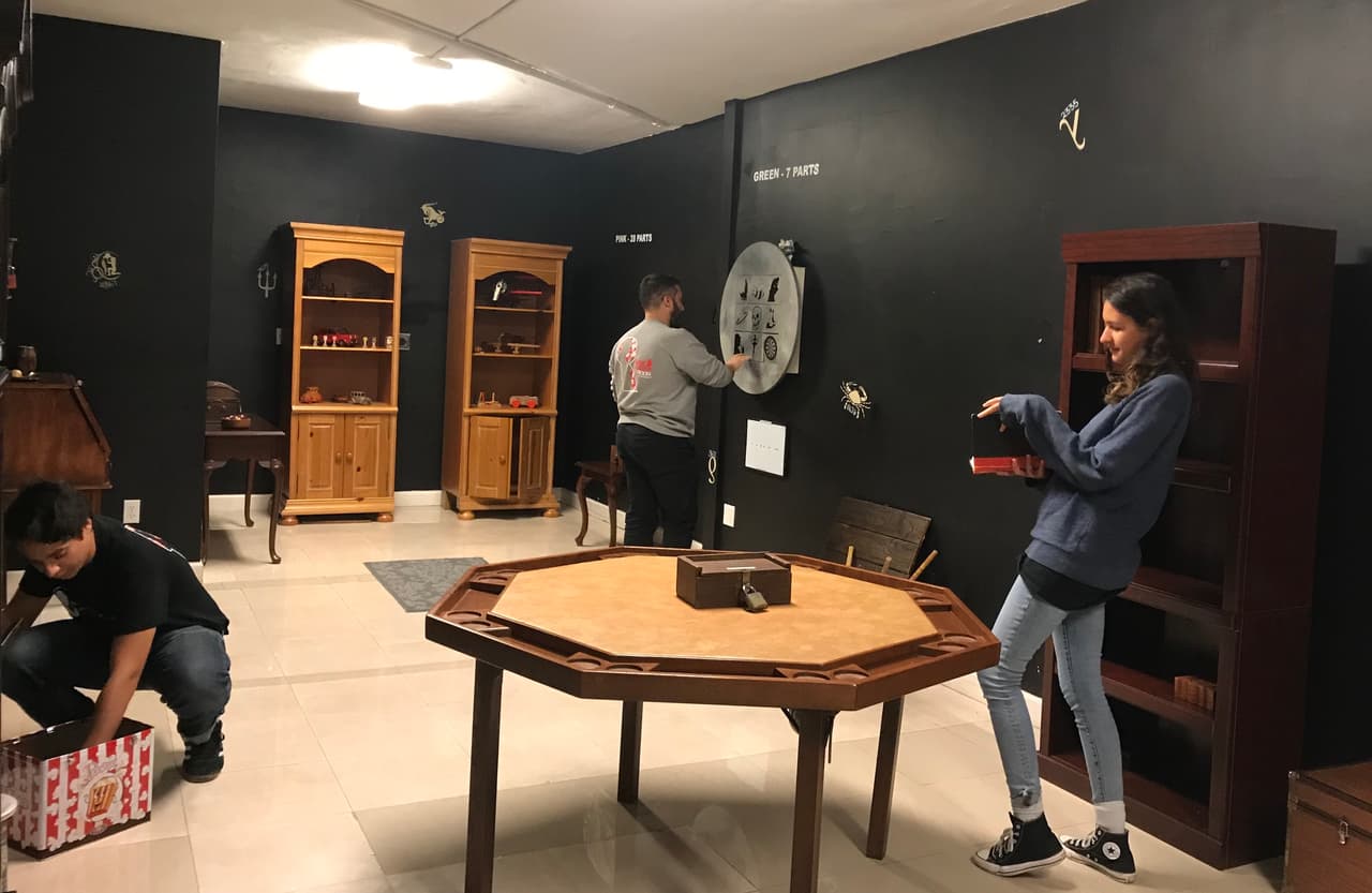 <b>The Great Escape Room Miami</b>
<br>2315 S Le Jeune Road, Ste 200 
<br>Miami, FL 33134
<br>(786) 322-6619
<br>
<br>
<a href="https://thegreatescaperoom.com/miami/" target="_blank">https://thegreatescaperoom.com/miami/</a>
<br>
<br>Escapa lo común en la sala de escape más famosa de Miami. Este lugar está ubicado en Coral Gables, y está basado en el tema de Sherlock Holmes. Es perfecto para aquellos que prefieren un desafío o quieran trabajar en equipo. Aprendes a escapar utilizando los recursos de las salas para resolver rompecabezas y encontrar la clave final. Incluso hay una sala de escape especial para niños entre 5 a 10 años. Las horas de operación varían, con ciertos días bloqueados para eventos privados, así que asegúrate de consultar la página web para disponibilidad y reservaciones.
<br>
<br>Entradas
<br>Lunes a domingo: $28
<br>Jueves después de las 6 p.m.: $23
<br>