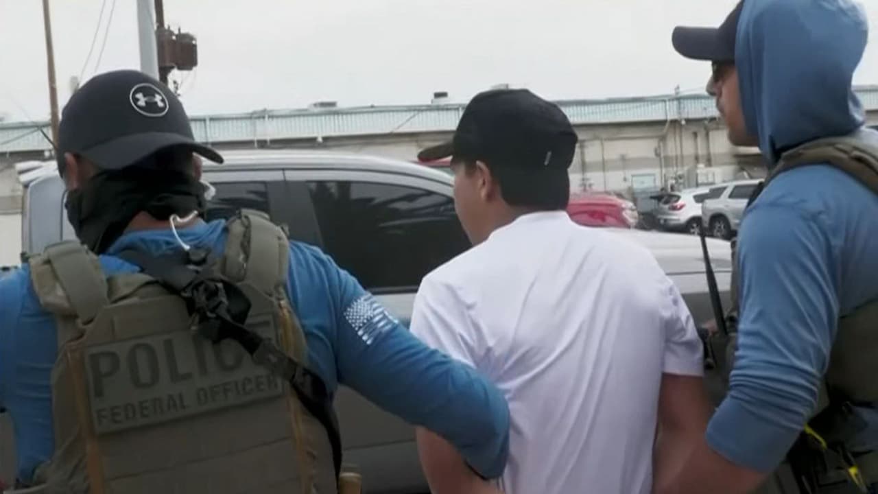 Agentes irrumpen en complejo habitacional en Phoenix y se llevan a inmigrante pese a súplicas de sus hijos