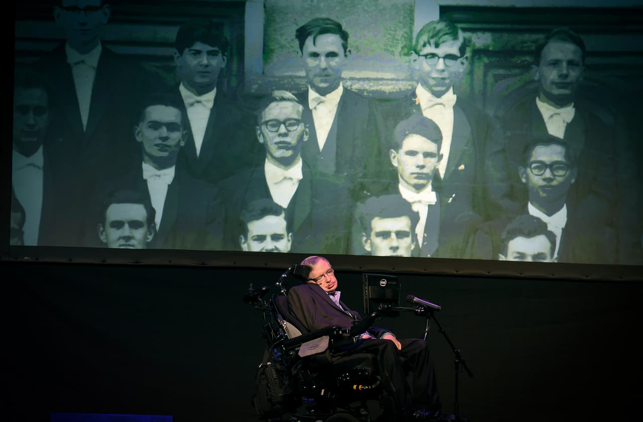 En 2014 desafió su propia teoría diciendo que los agujeros negros no existen, por lo menos no como se conocían hasta ese momento.