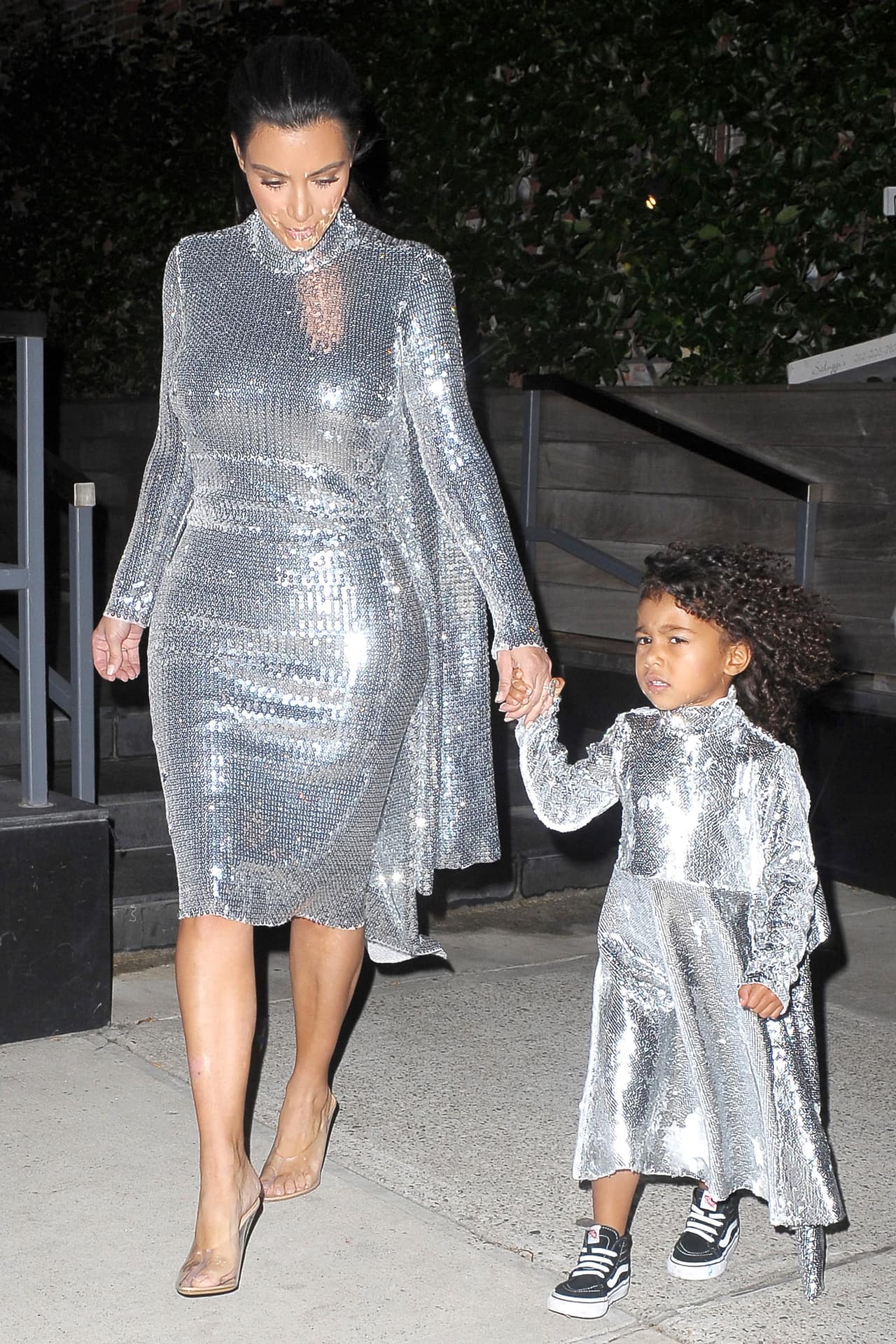 Aunque las comparaciones no se han hecho esperar, muchos apuntan a que Kim copió la idea de Beyoncé de aparecer con su hija luciendo elegantes, así como recientemente lo hicieron la cantante y Blue Ivy en los MTV VMA.