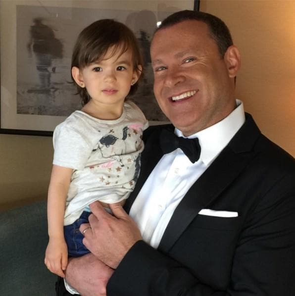 El feliz padre ha multiplicado su amor por cinco. "Cómo me has hecho feliz hijita hermosa. Sigue con ese ímpetu, con esa alegría, con esa energía y esas ocurrencias que solo tú tienes. Ojalá te quedaras así siempre", escribió este lindo mensaje para Michelle en redes sociales.