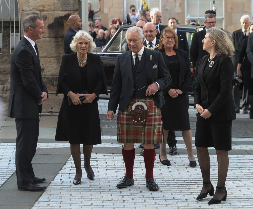 Así como también, ha estado presente en importantes reuniones y actos que ha presidido el rey Carlos III, entre ellos su visita a Escocia, lugar donde murió su madre.
<br>