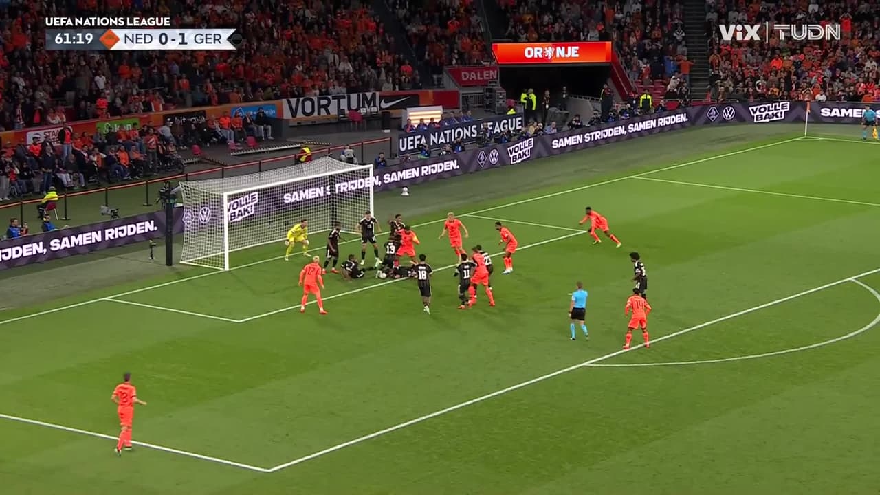 ¡Locura en el área! Era el gol del empate para Países Bajos pero había falta