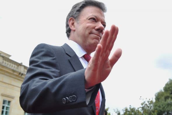 Santos también reveló unas fotografías en las que se aprecia a 'Alexandra' y otras personas en un campamento de las FARC en la selva, de acuerdo con la versión oficial.