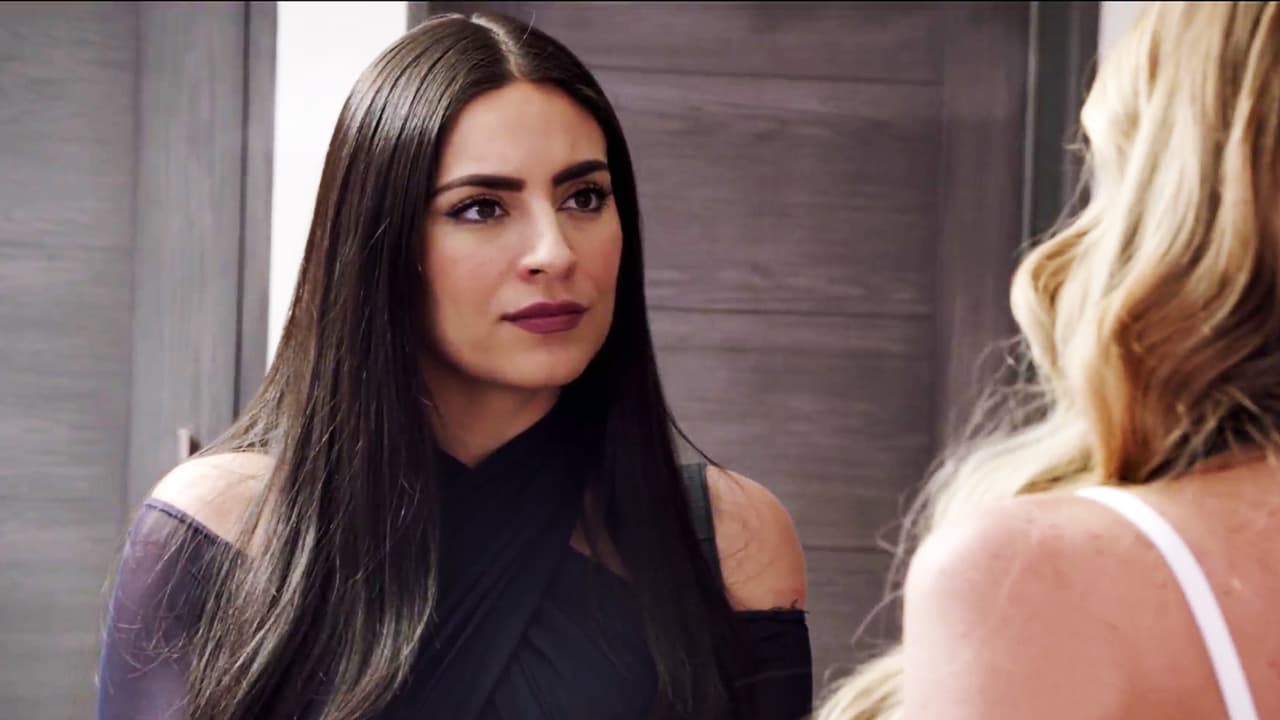 Al verla muy cerca con su exesposo, Elena la encaró por primera vez. Y en su intento por alejarla de él le recordó que su prometido estaba preso.