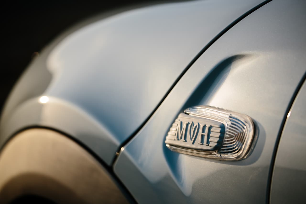 Detalles que hacen referencia a la boda real los podemos ver en los pequeños focos laterales. En los que van de lado del conductor se ven las iniciales M y H con un corazón.