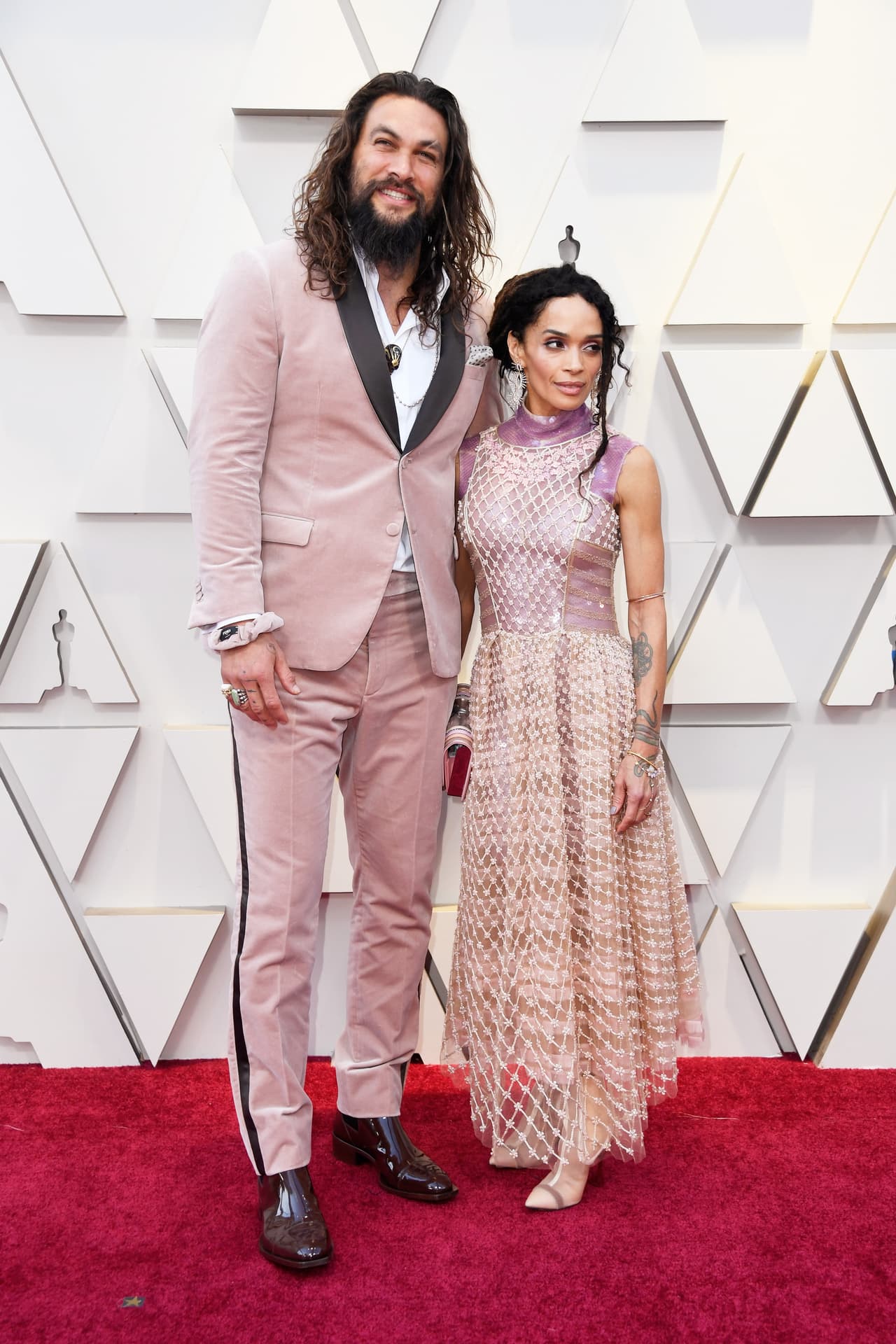 La pareja no solo tiene una gran diferencia de estatura, también de edad, ya que Lisa es 11 años mayor que Momoa.