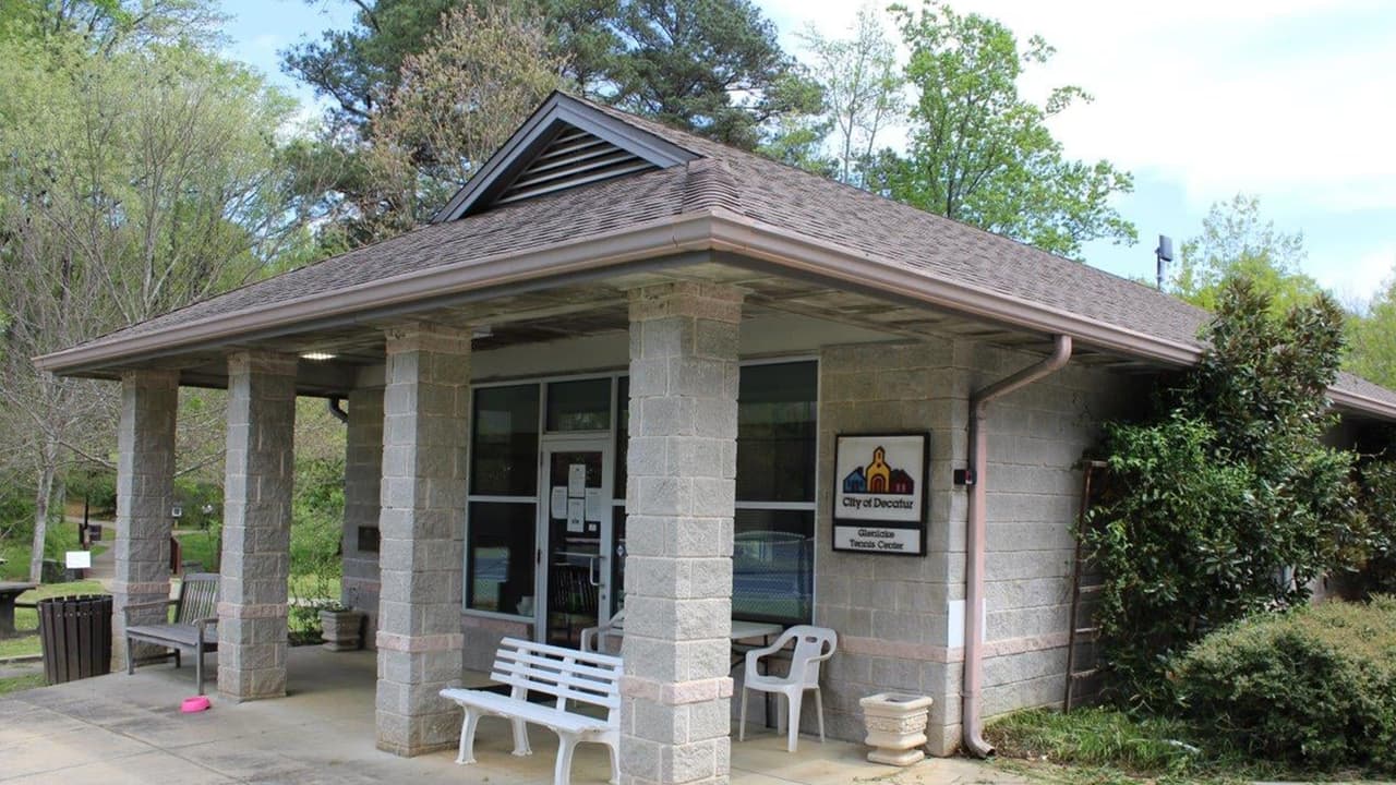 El Ayuntamiento de Decatur aprobó una ordenanza sobre mascarillas. Se requeriría que las personas usen máscaras en lugares públicos, transporte y lugares al aire libre.Una cláusula de la ordenanza dice que si no cumple con esto, puede recibir una multa de hasta $ 500.