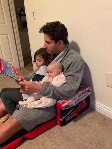 Otro ‘highlight’ de su día es cuando tiene a sus dos criaturas en sus brazos mientras les lee un cuento infantil.