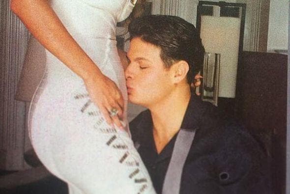 Meses después de haber iniciado su relación con 
<b>Medina</b> anunció su embarazo. El amor se les acabó rápido y actualmente han estado envueltos en el escándalo después de que Giovanni la tachó de alcohólica e irresponsable.