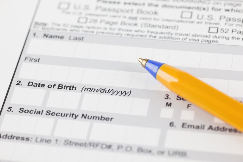 Calcular tu año personal es bien sencillo. Lo primero que debes hacer es buscar tu número constante, el que nunca cambia. Ese número es la suma o total del día y mes de tu cumpleaños, o sea, tu fecha de nacimiento, sin el año, solamente el día y el mes.