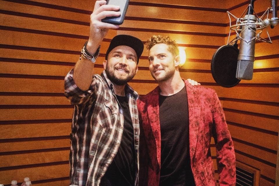 "¡Un orgullo! México es un país que amo con todo mi corazón y como tal, he colaborado en todos sus géneros regionales. Entrar en el género de banda era una cuenta que tenía pendiente y no hemos podido entrar de mejor manera. Gracias Poncho y Geovanni por acompañarme en el estudio de grabación", escribió el cantante español en su Instagram.