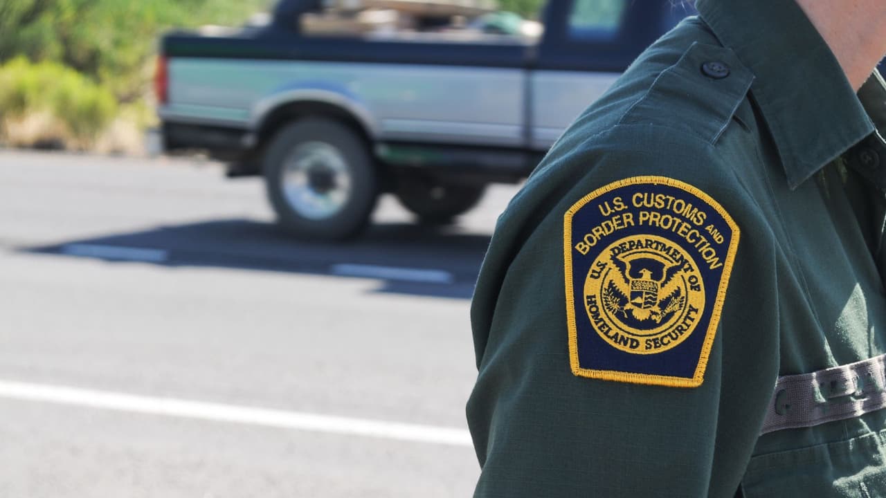 <h3 class="cms-H3-H3">Los riesgos y la letra chica</h3>
<br>CBP Home
<b>no ofrece beneficios migratorios a futuro</b>.
<br>Si tienes un asilo pendiente,
<b> salir se considera abandono del caso</b>.
<br>Con una orden final de deportación,
<b>tu salida se registra como ejecución de esa orden</b>.
<br>En corte de inmigración,
<b>el gobierno puede pedir el cierre del caso, pero no es automático.</b>