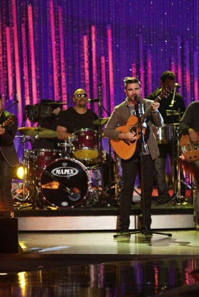 Juanes trajo “LUZ” al escenario de Nuestra Belleza Latina y las chicas gozaron con la música del colombiano además que lucieron sencillamente espectacular en coloridos atuendos. ¡Vaya manera de abrir el show!