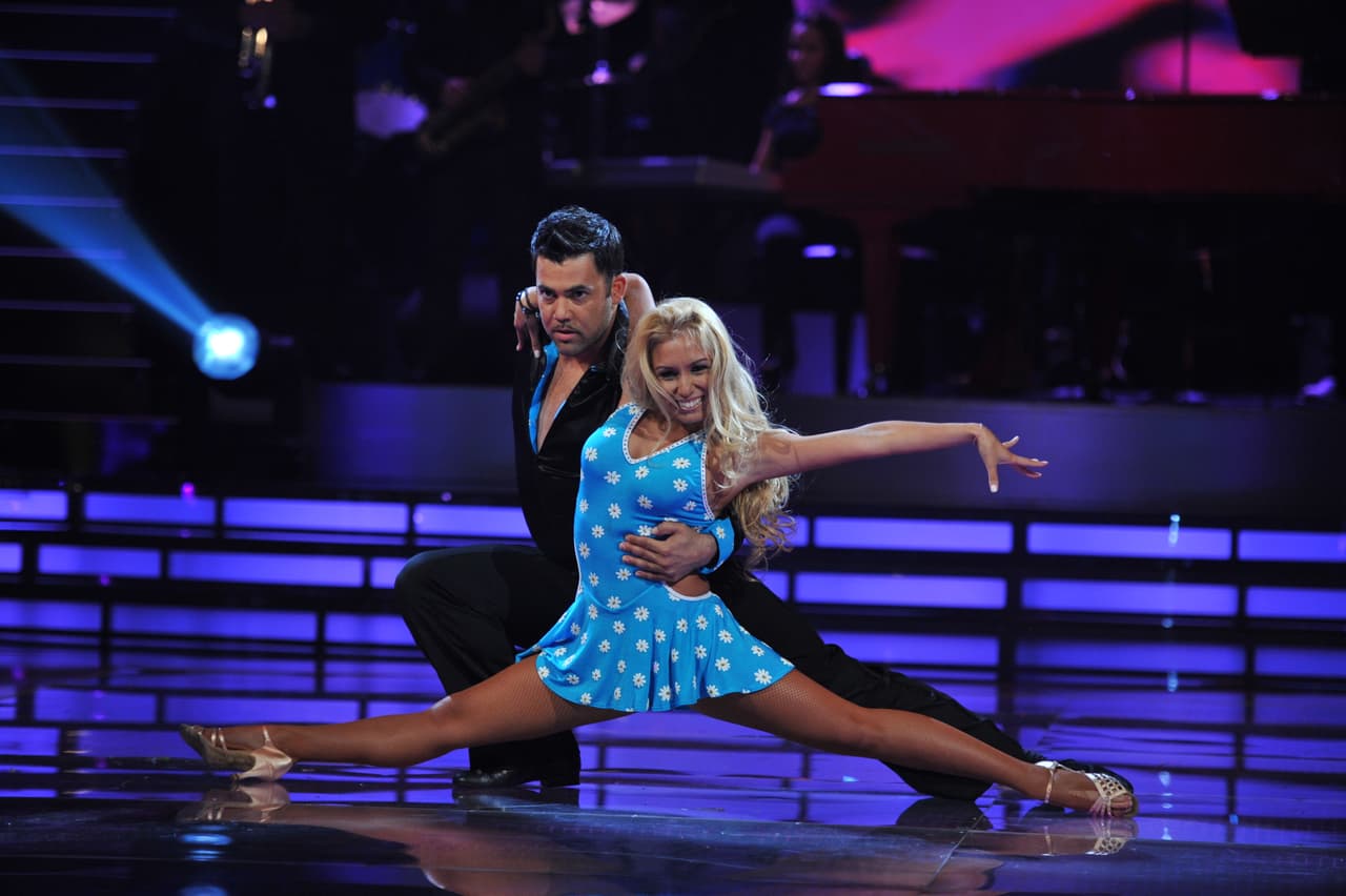 Con una sensual bachata, la pareja tomó el escenario el 19 de septiembre de 2010.