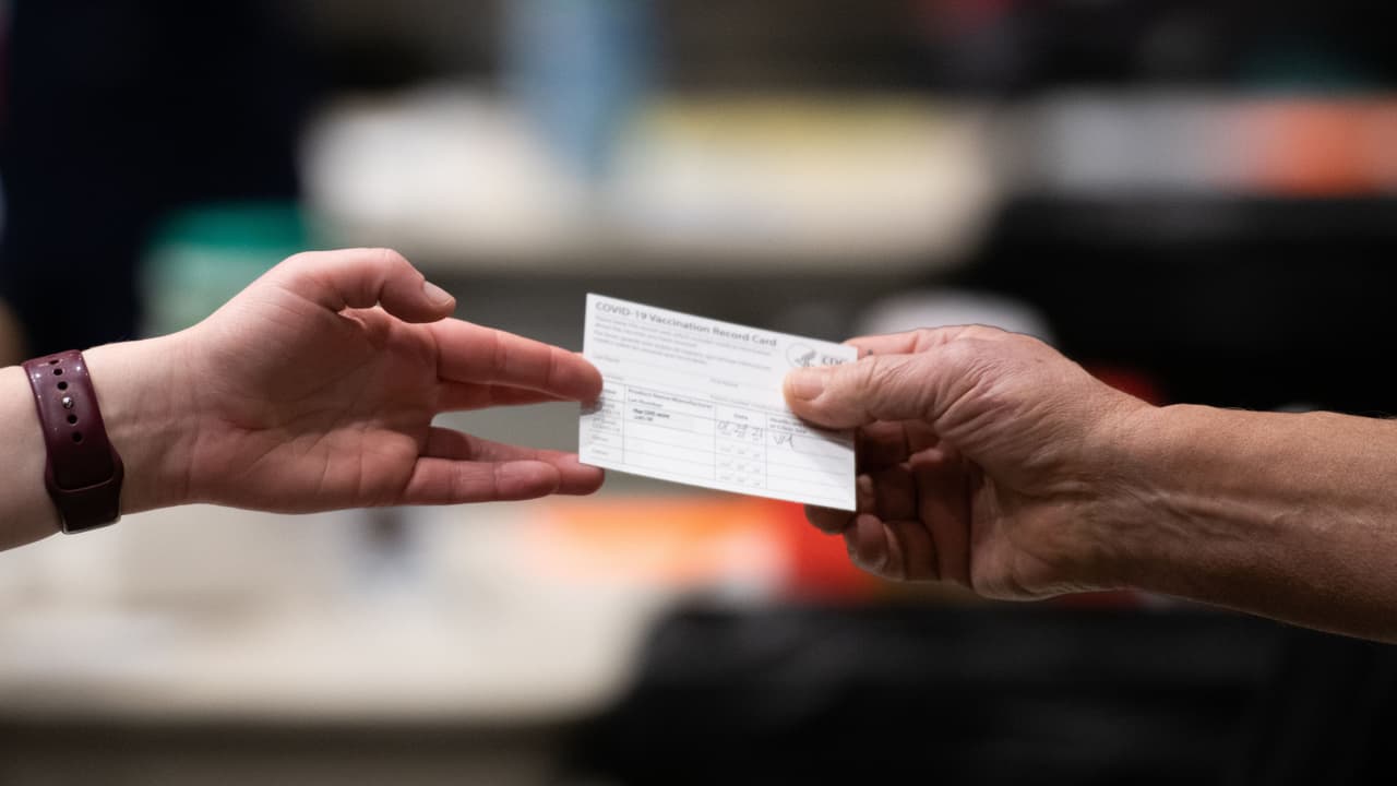 Preocupación entre dueños de negocios del condado de Los Ángeles por norma que exige prueba de vacunación a clientes