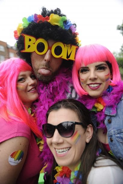 Un grupo de amigos posa durante la marcha en Dublín.