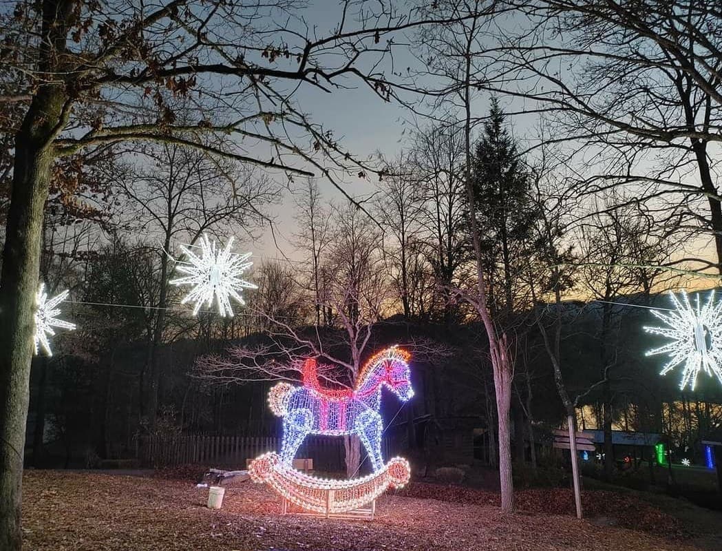 El recinto ferial se transforma en un espectáculo de luces navideñas espectacular y mágico, con música navideña, vendedores de artesanías, comida navideña, chocolate caliente, una visita y fotos con Santa.