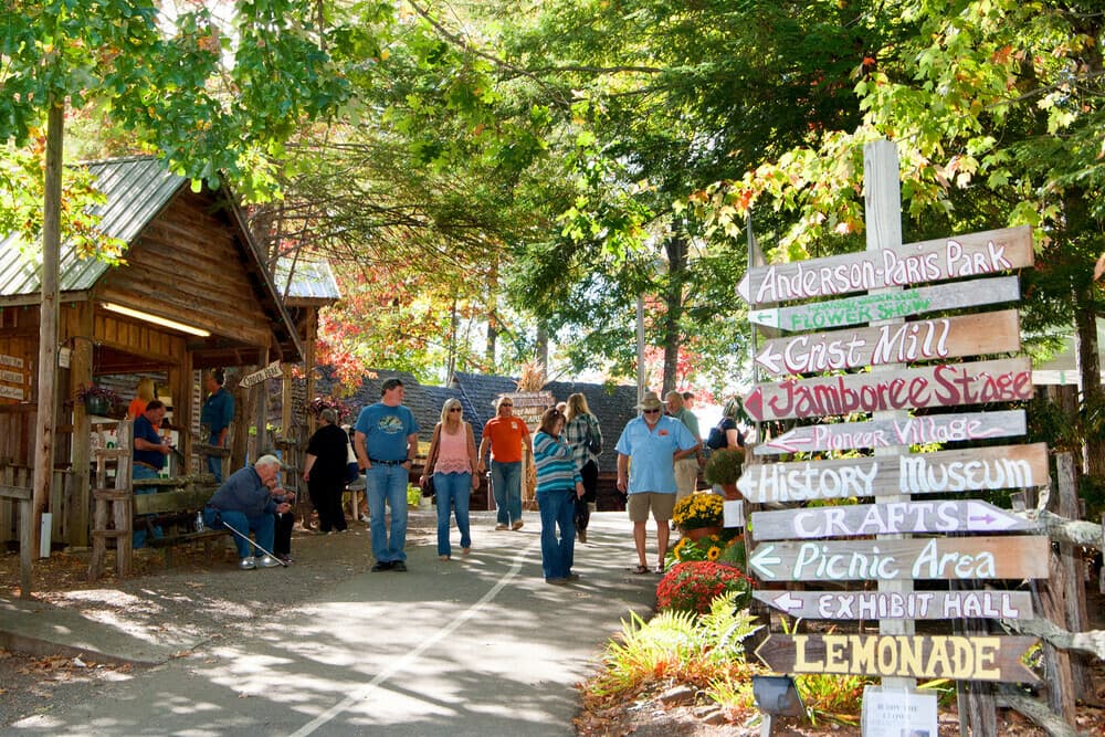 <b><a href="https://georgiamountainfairgrounds.com/localevents/fallfest">Georgia Mountain Fall Festival (7 al 15 de octubre)</a></b>. El Festival de otoño de nueve días en Hiawassee presenta emocionantes actuaciones musicales, vendedores de artesanías, demostraciones educativas, un espectáculo de flores y más.