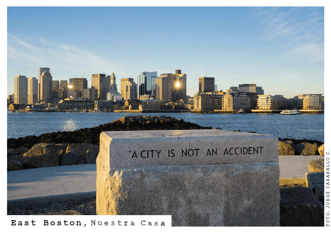 "¿Qué está haciendo la administración para prevenir nuestro desplazamiento? ¿Qué estamos haciendo nosotros?", dice una postal, en cuya imagen se lee: "una ciudad no es un accidente".