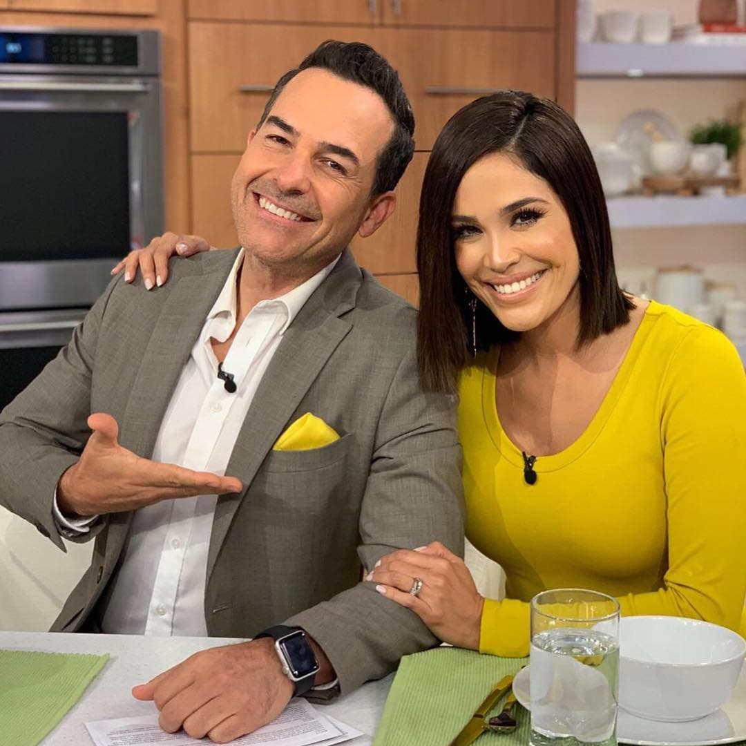 Pero no solo ellas están conectadas, aquí vemos a Carlos con un detalle amarillo en su vestuario del mismo tono del vestido de Karla.
<br>