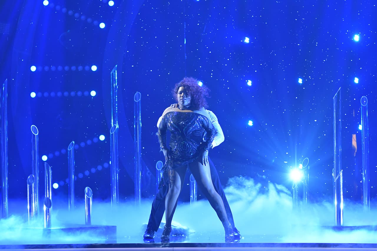 ChikyBombom recibió buenas críticas y el apoyo de sus compañeros al terminar su baile.