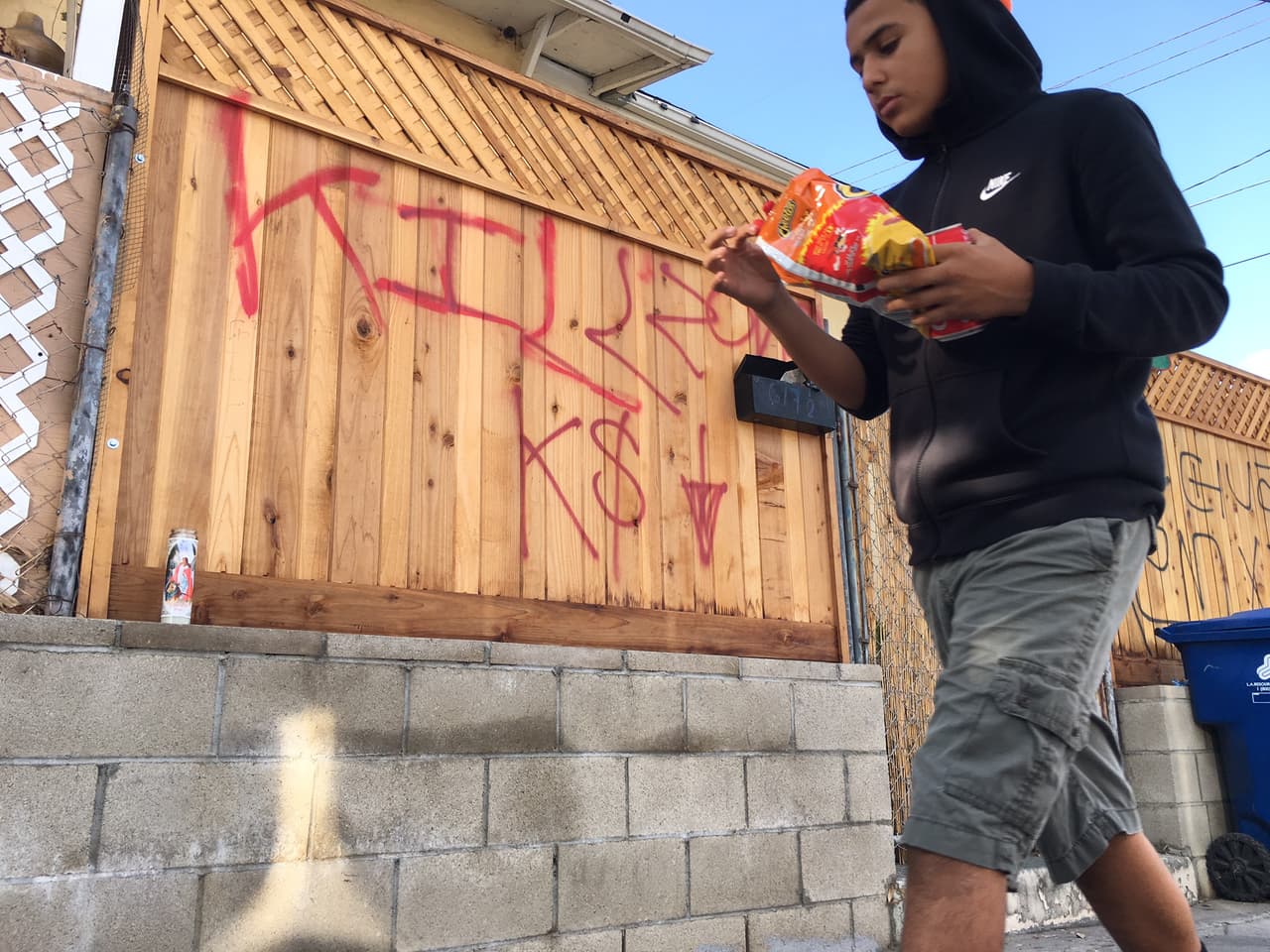 Una veladora y la palabra ‘Kill’ en una barda de madera recuerdan el homicidio de Óscar Félix en el barrio angelino de Boyle Heights el 17 de enero de 2014.