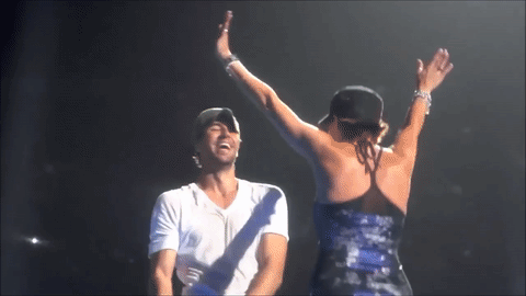 Así son los besos de Enrique Iglesias y Maluma a sus fans.